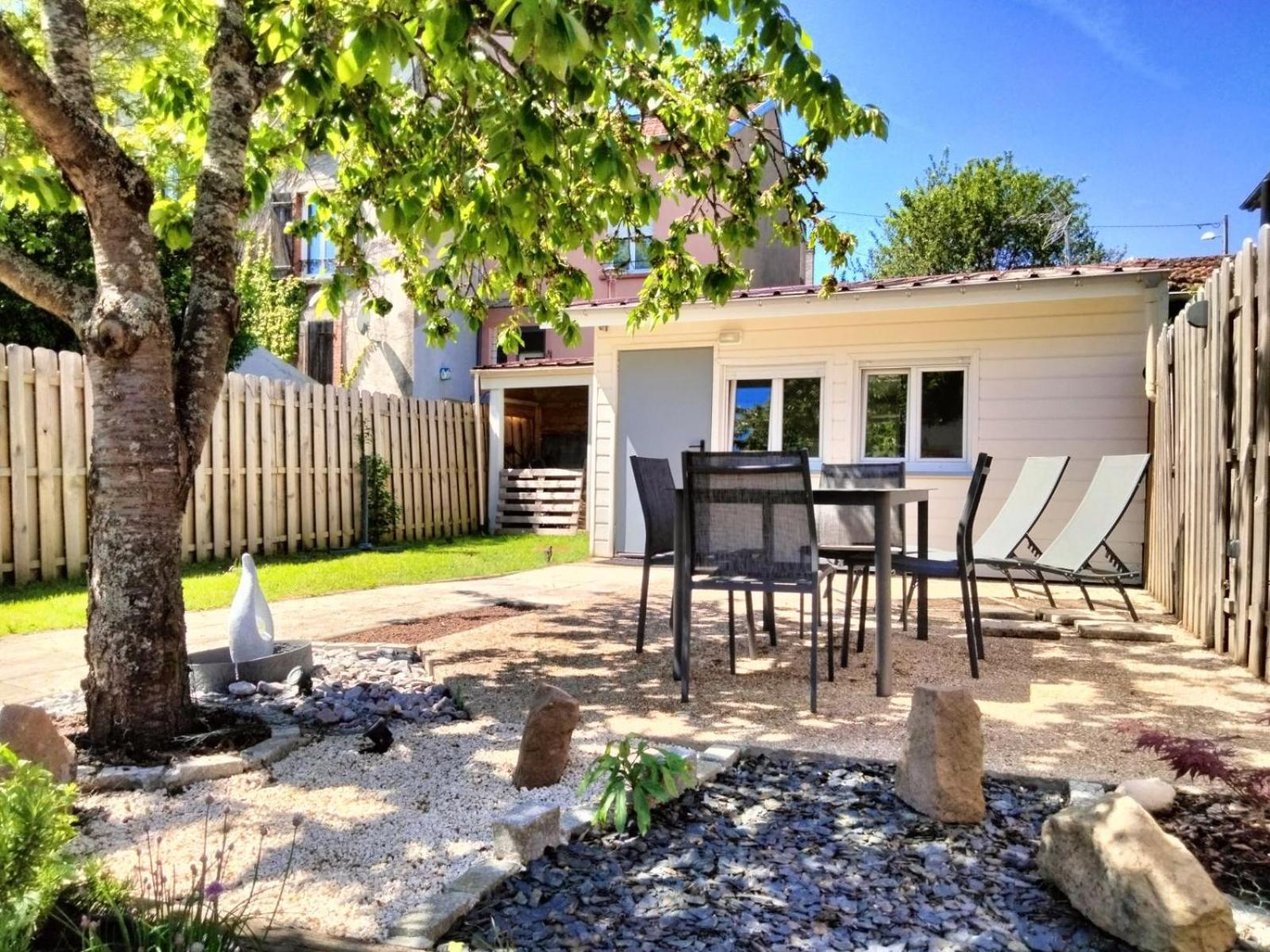 A L'Ombre Du Lilas Epinal Luaran gambar